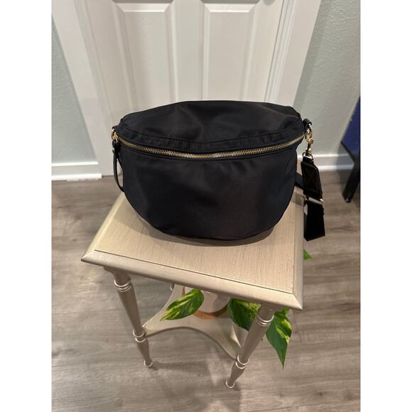 Urban Expressions Black w Gold Hardware Cross Body Bag - Picture 1 of 12